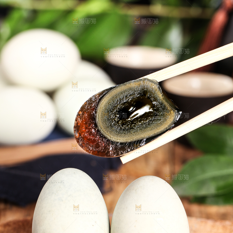 木底上摆放着皮鸭蛋