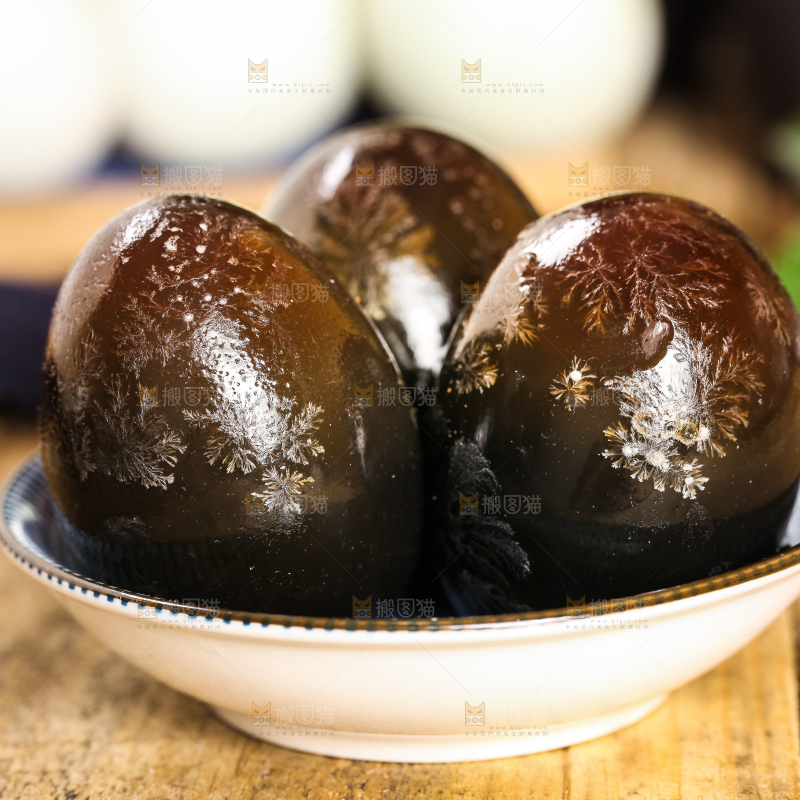 木底上摆放着皮鸭蛋