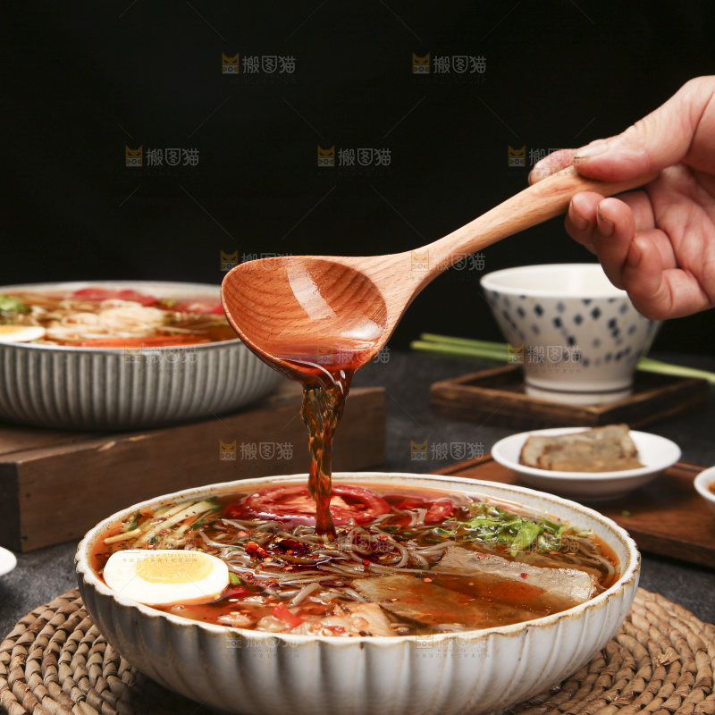 木底上的一碗冷面