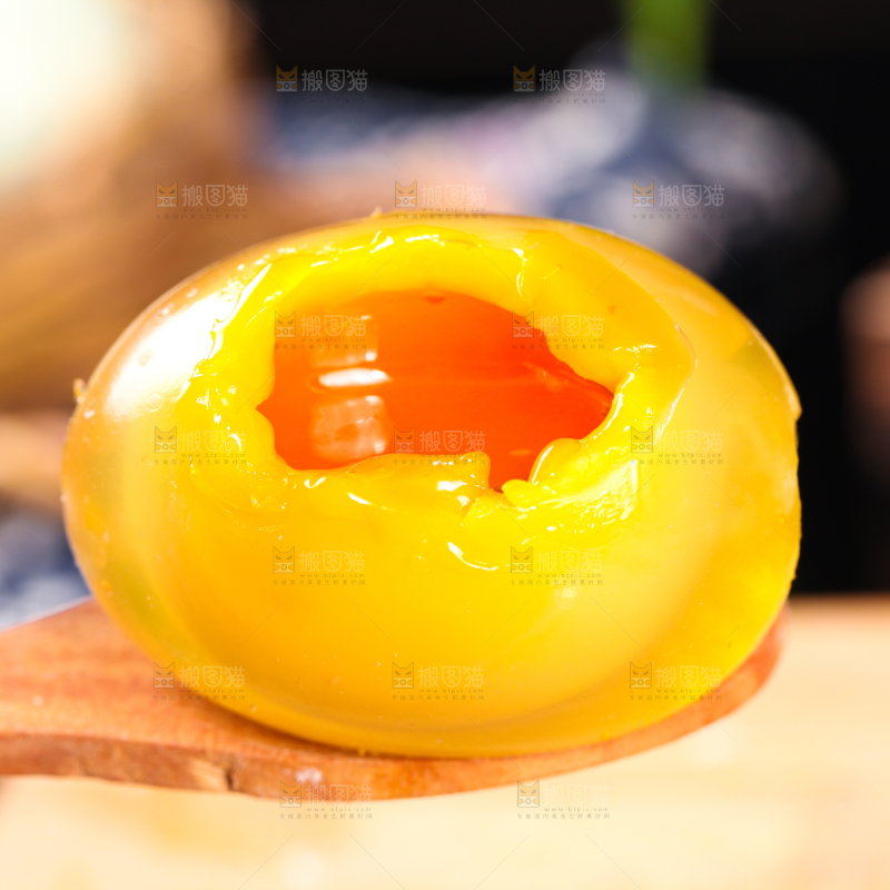 深底上的黄金皮蛋
