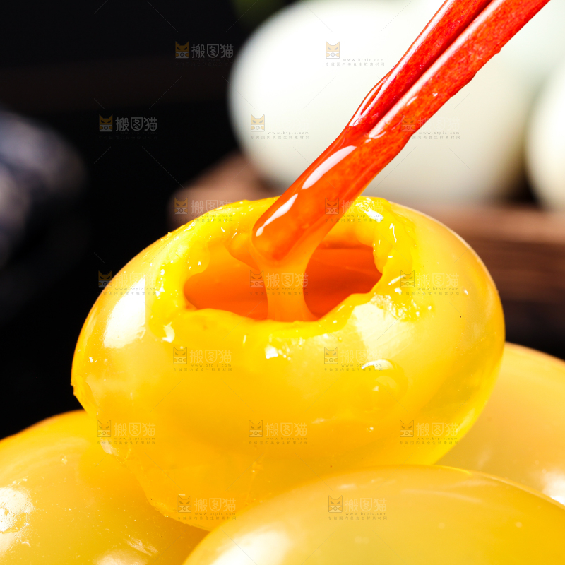 深底上的黄金皮蛋