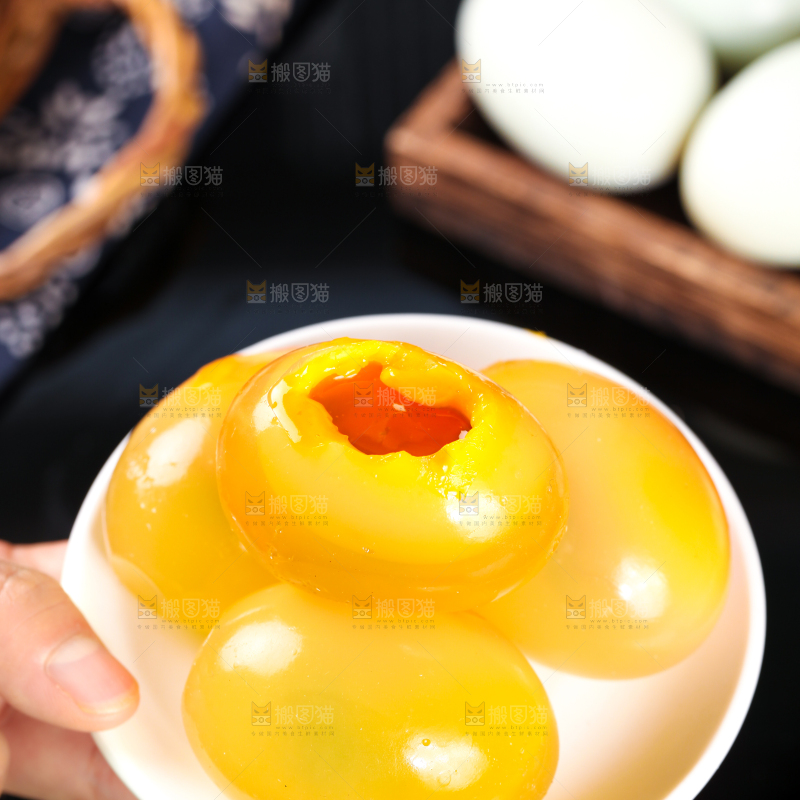 深底上的黄金皮蛋