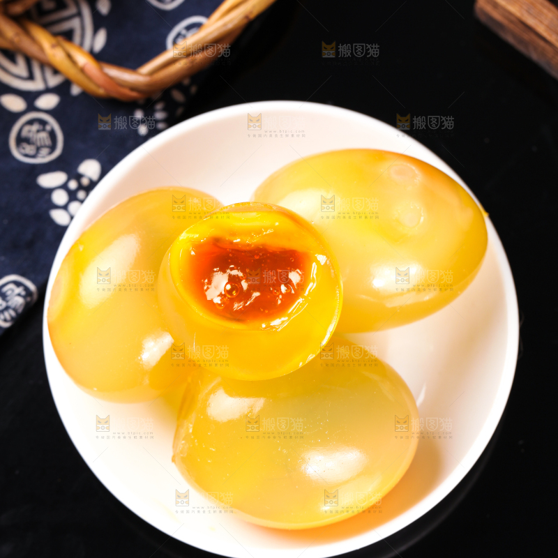 深底上的黄金皮蛋