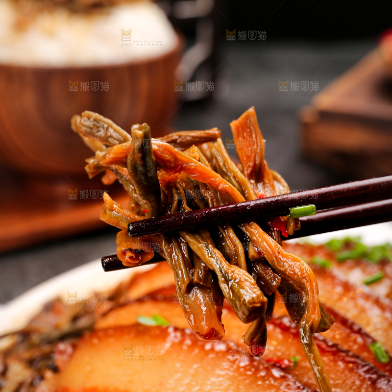 深底上的干豆角扣肉