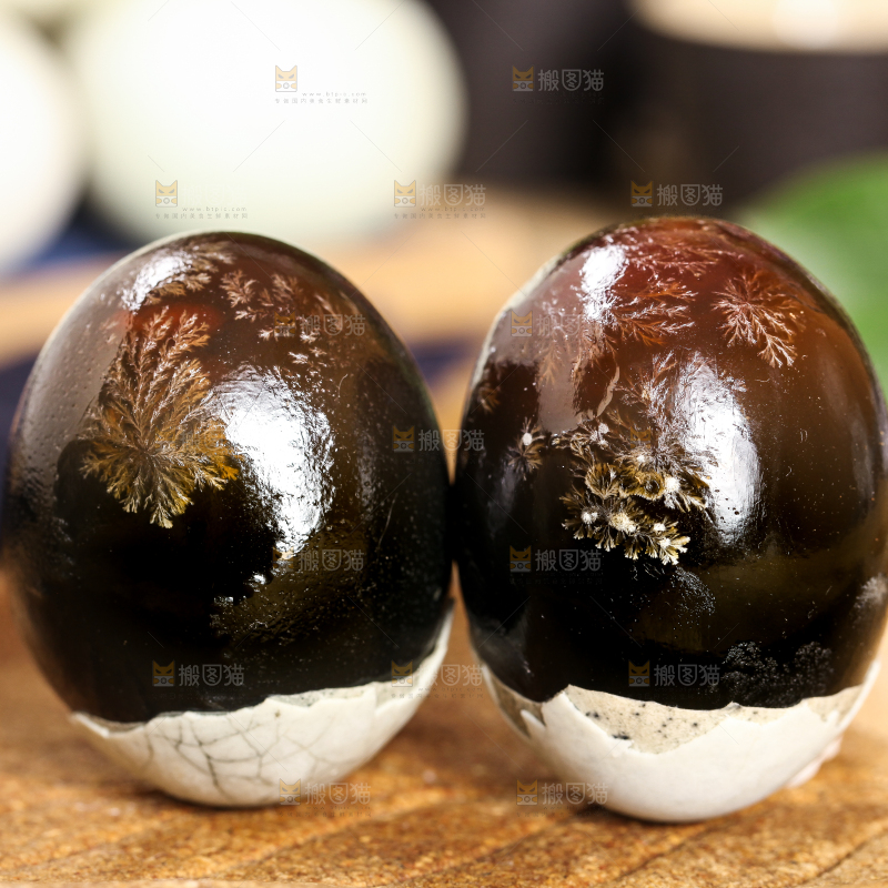 木底上摆放着皮鸭蛋