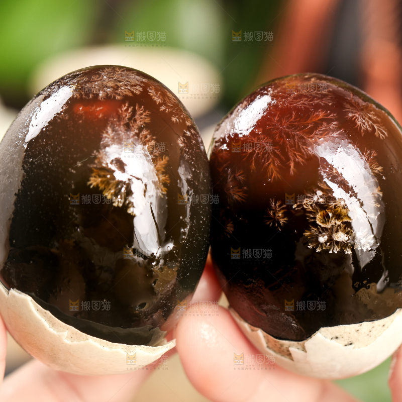 木底上摆放着皮鸭蛋