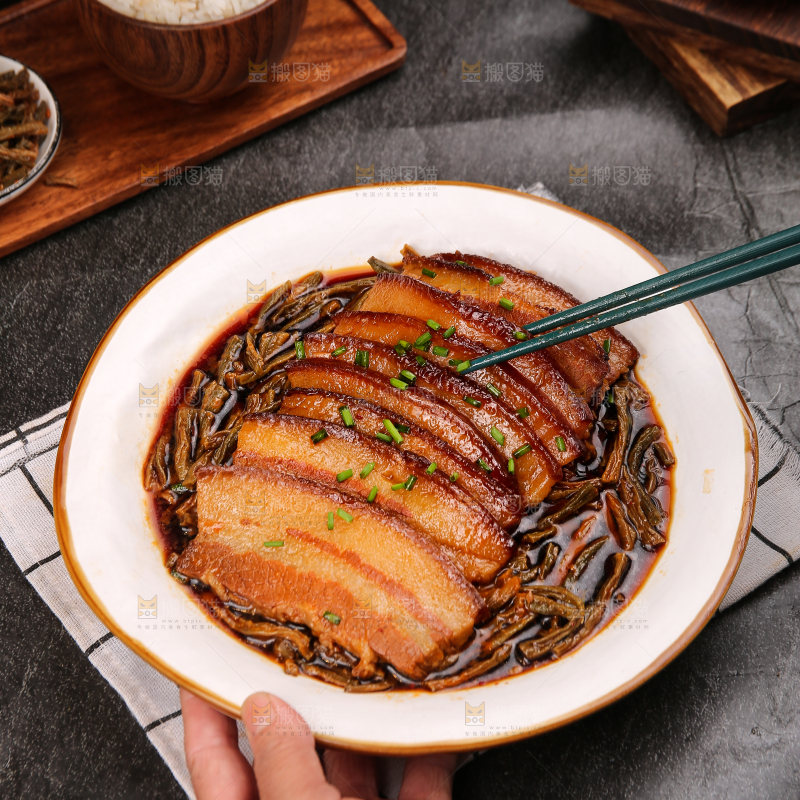 深底上的干豆角扣肉