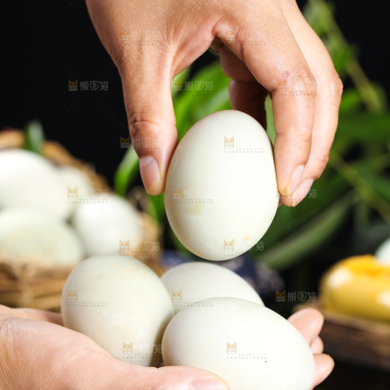 深底上的黄金皮蛋