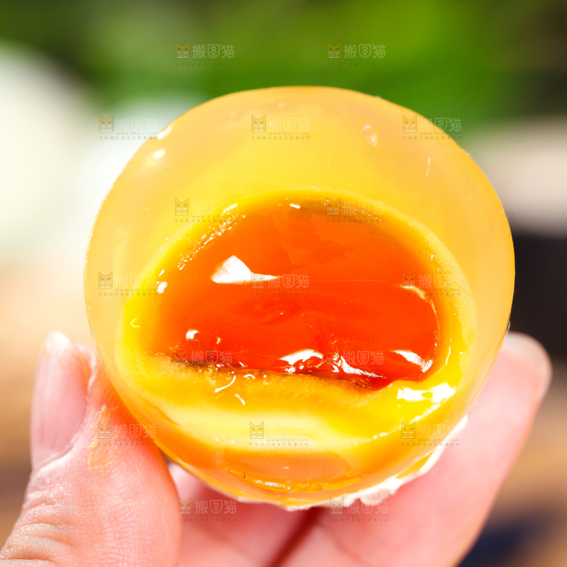 浅底上的黄心皮蛋