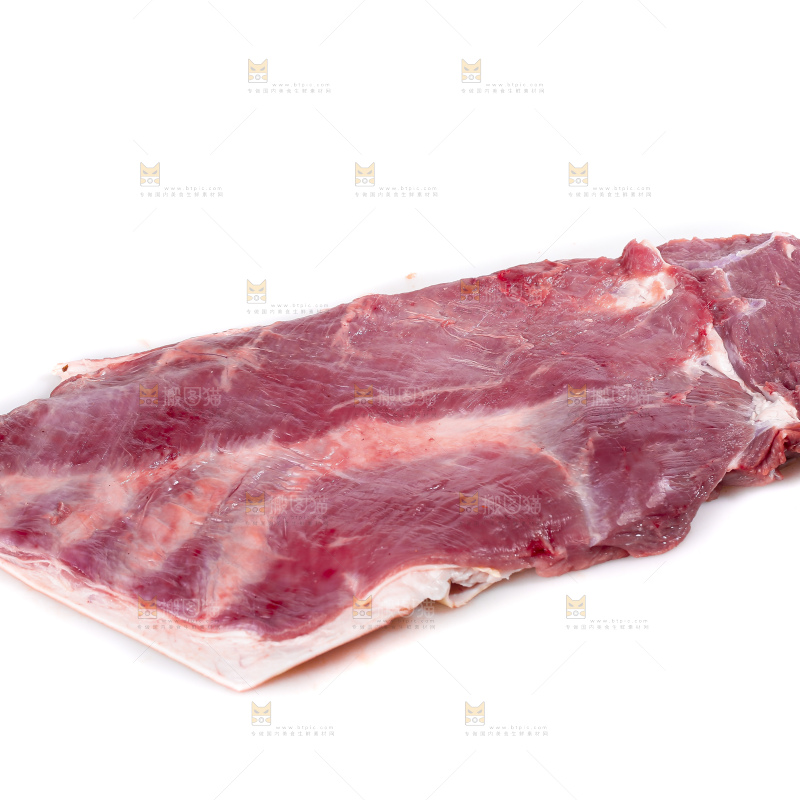 白底上的新鲜羊肉