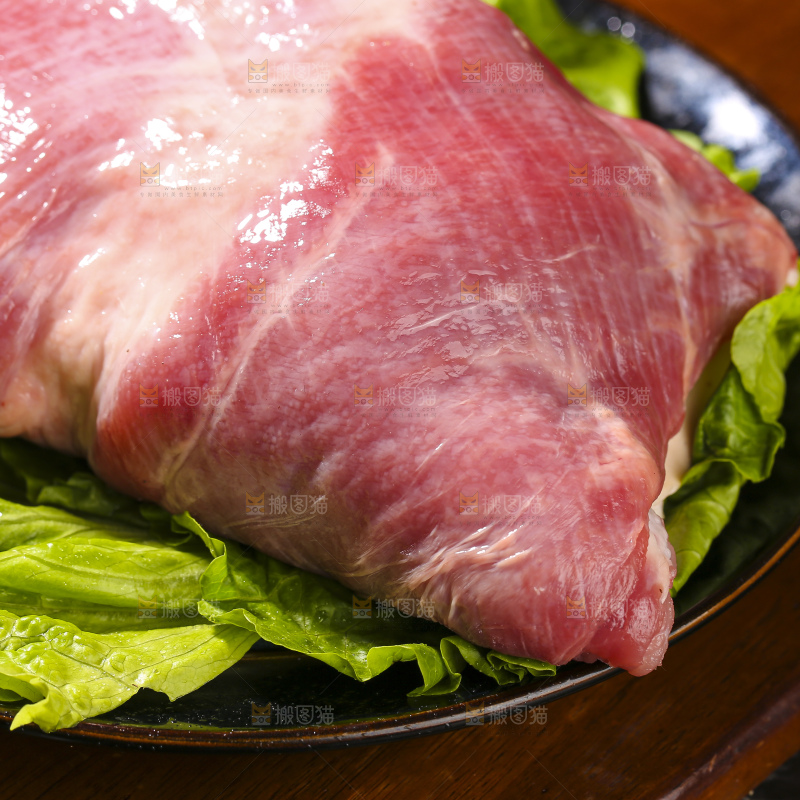 深底上的新鲜羊肉