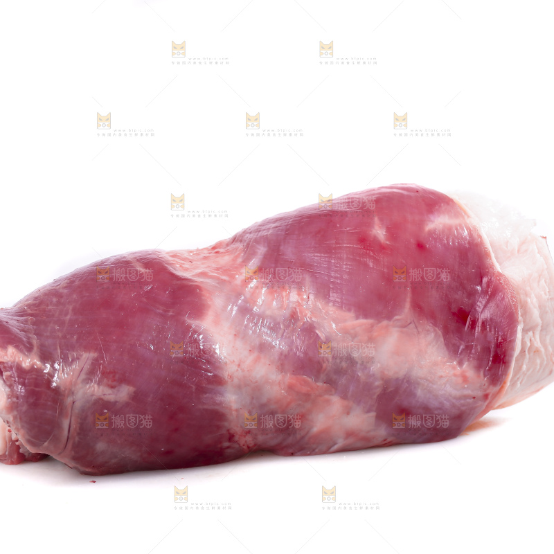 白底上的新鲜羊肉