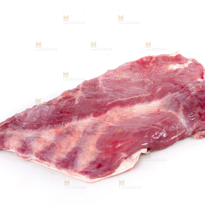 白底上的新鲜羊肉