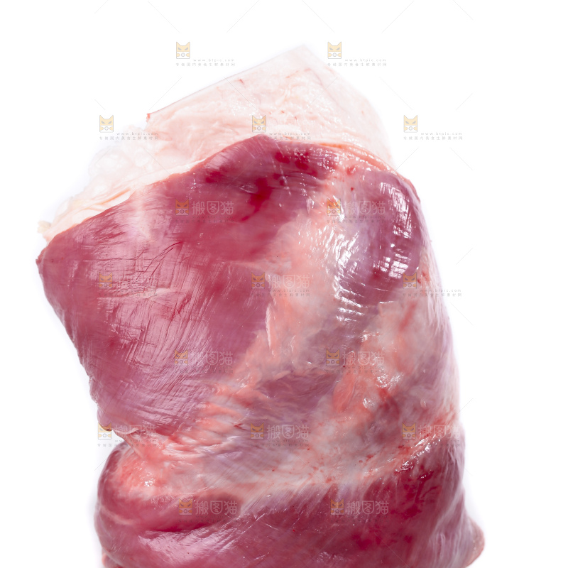 白底上的新鲜羊肉