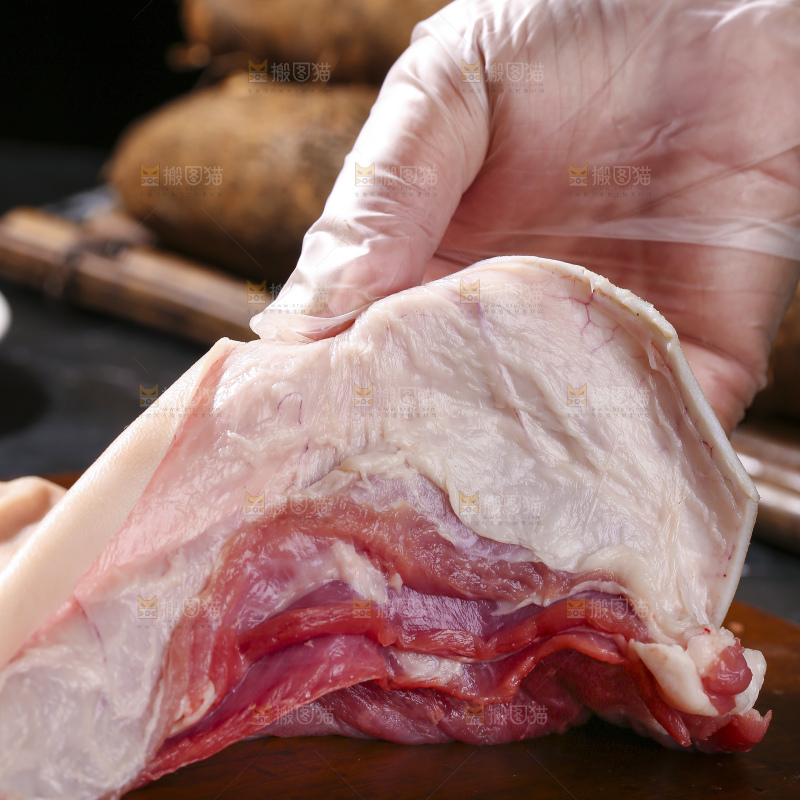 深底上的新鲜羊肉