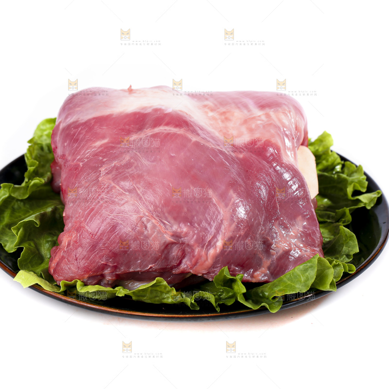 白底上的新鲜羊肉
