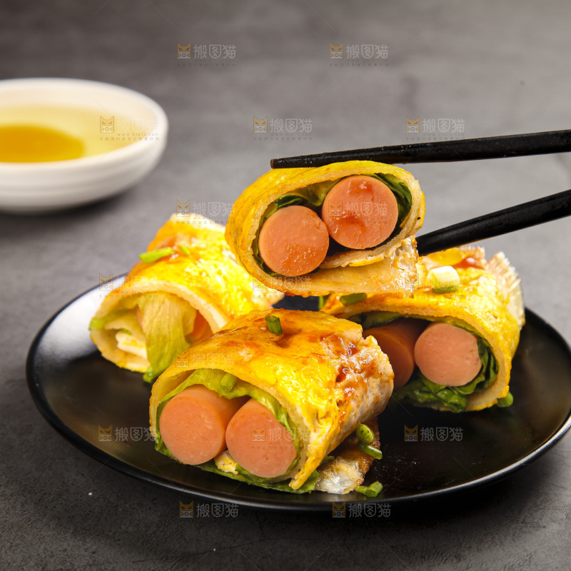 深底上的烤冷面卷