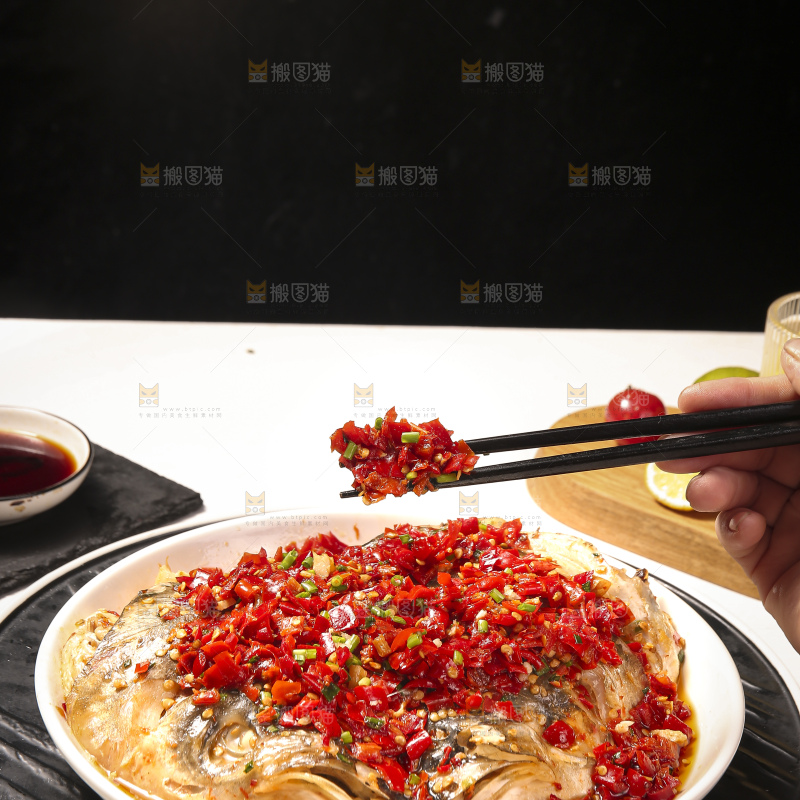 深底上的剁椒鱼头