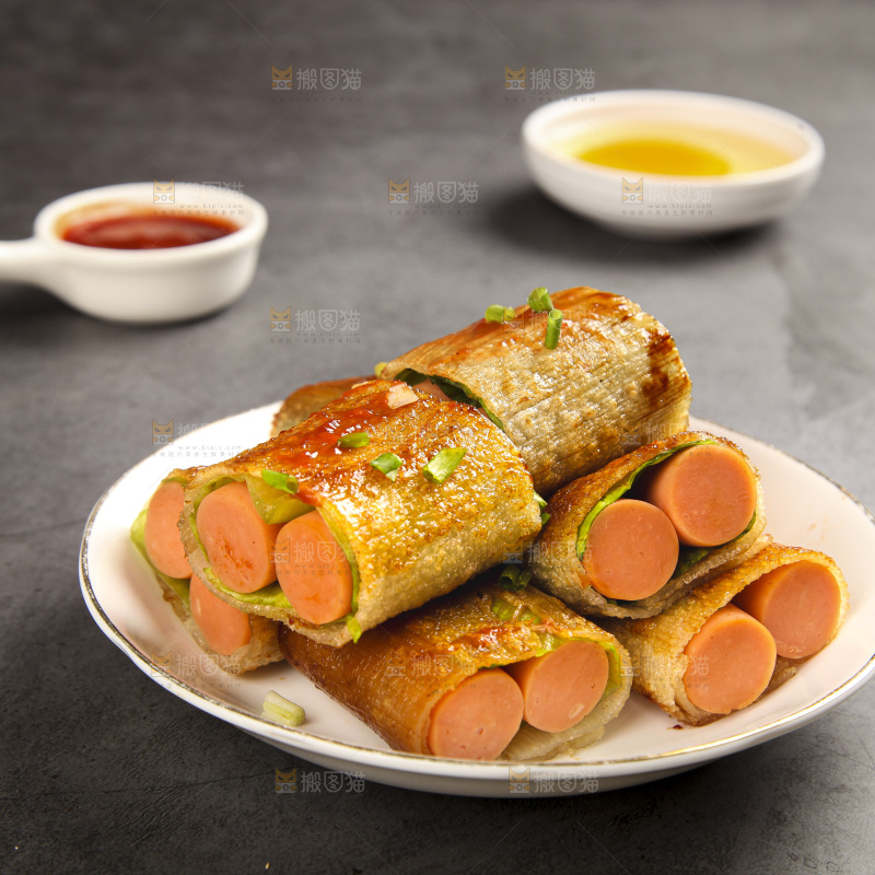 深底上的烤冷面卷