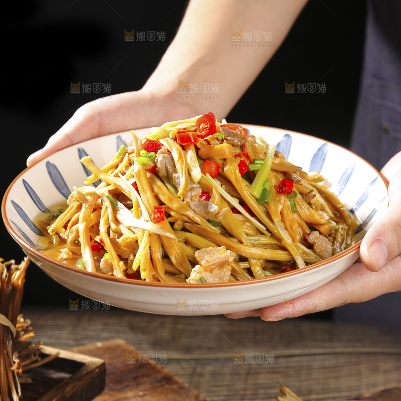 木底上的黄花菜炒肉