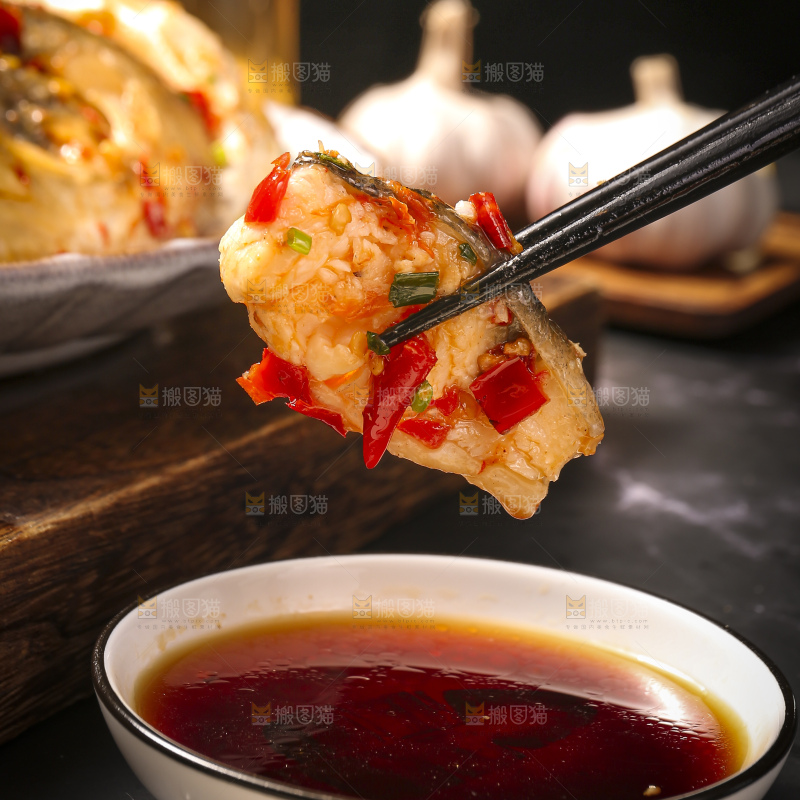 深底上的剁椒鱼头