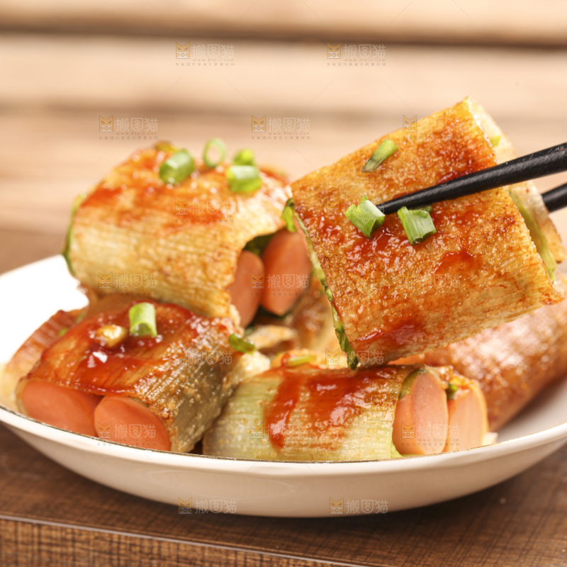 深底上的烤冷面卷