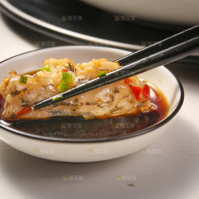 深底上的剁椒鱼头