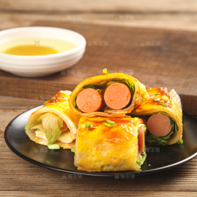 深底上的烤冷面卷