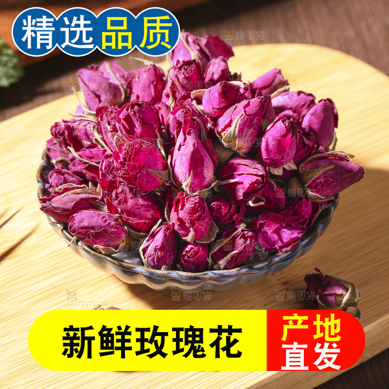 木底上的干玫瑰花