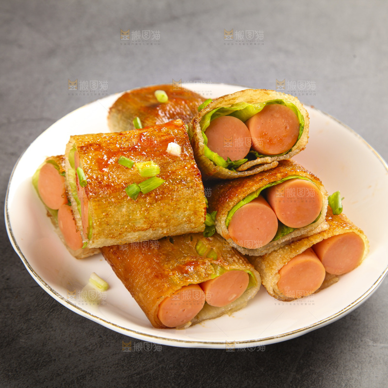 深底上的烤冷面卷