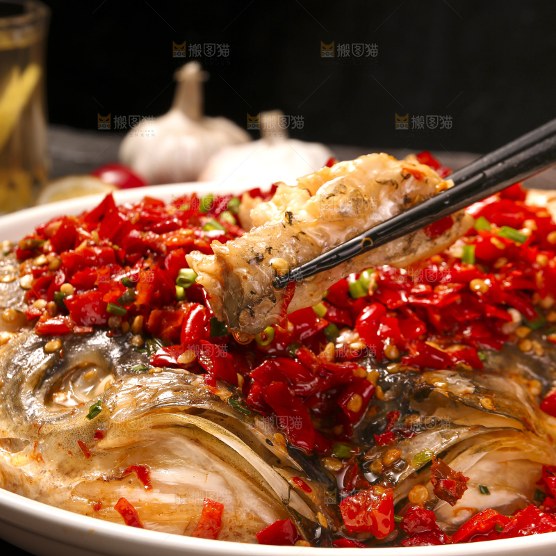深底上的剁椒鱼头