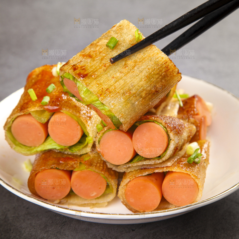 深底上的烤冷面卷