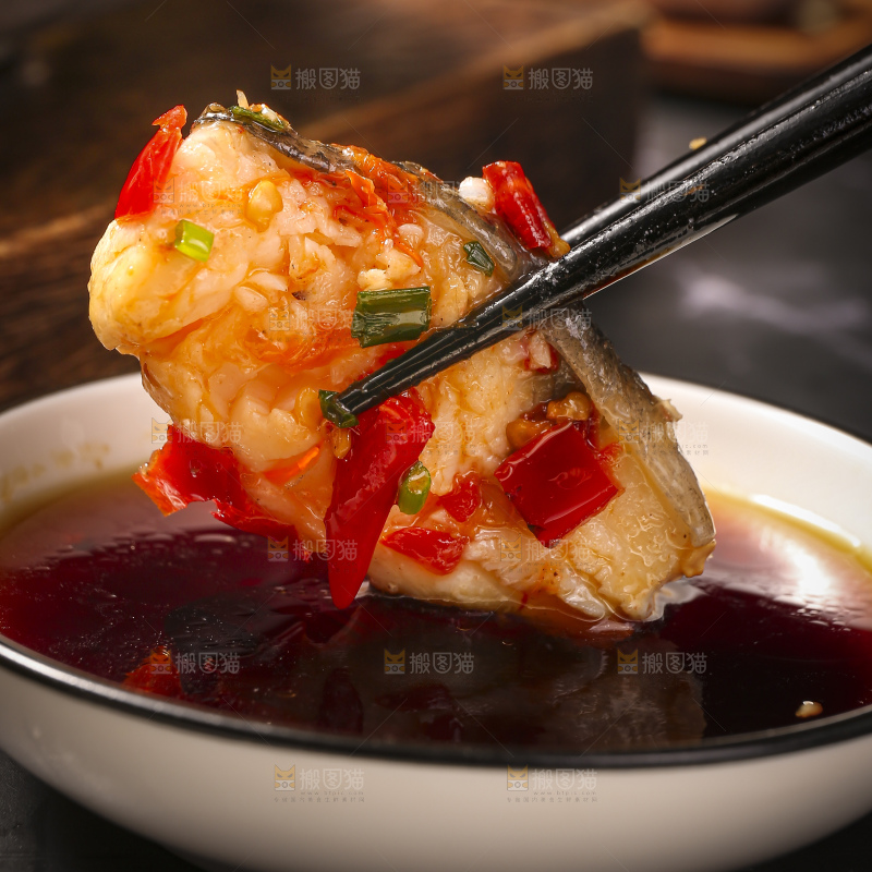 深底上的剁椒鱼头