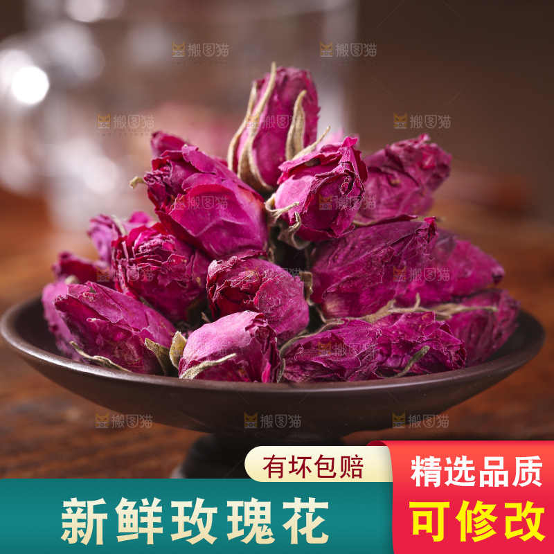 木底上的干玫瑰花
