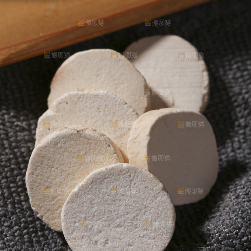 木底上的山药片