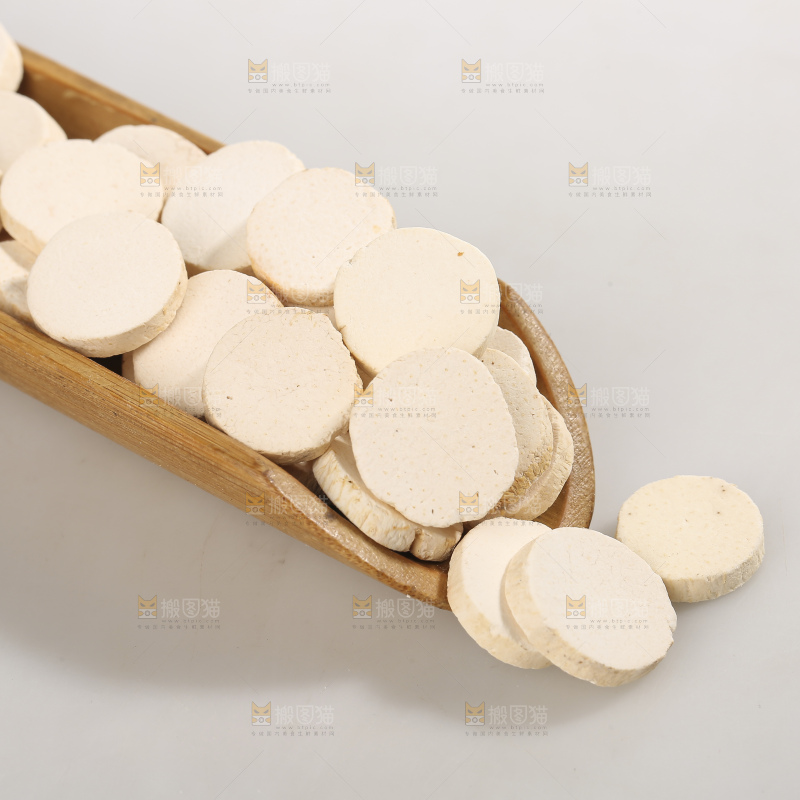 白底上放着山药片