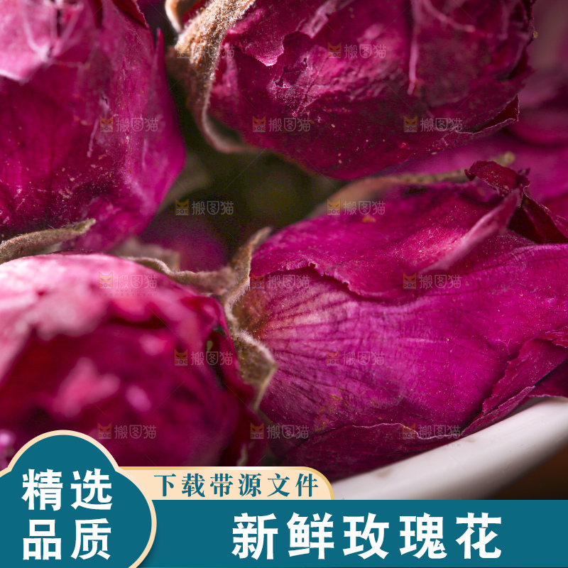 木底上的干玫瑰花
