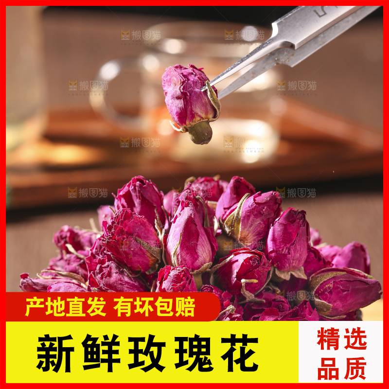 木底上的干玫瑰花