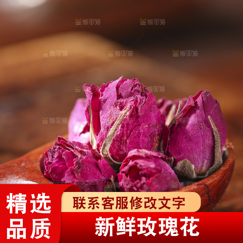 木底上的干玫瑰花