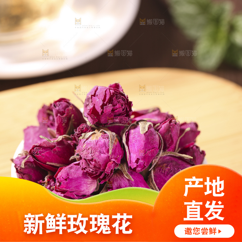 木底上的干玫瑰花