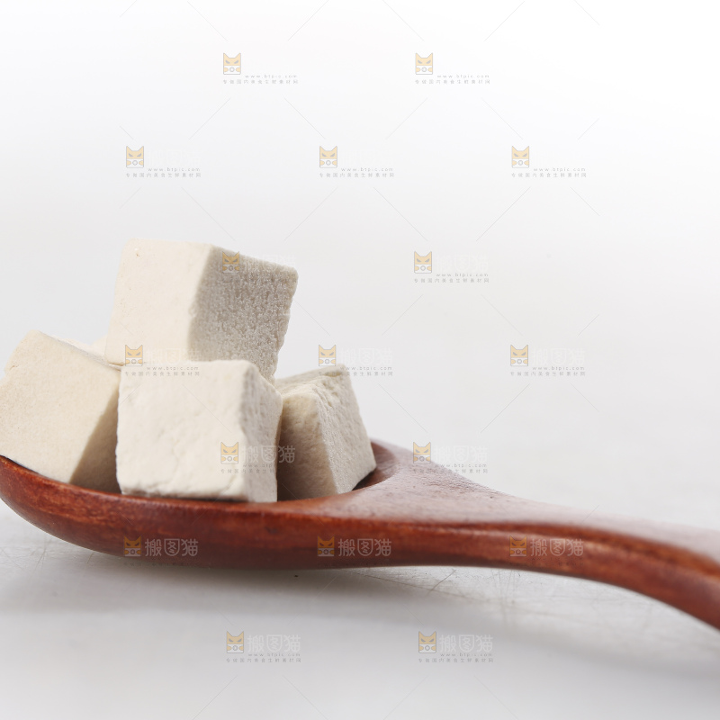 白底上的茯苓