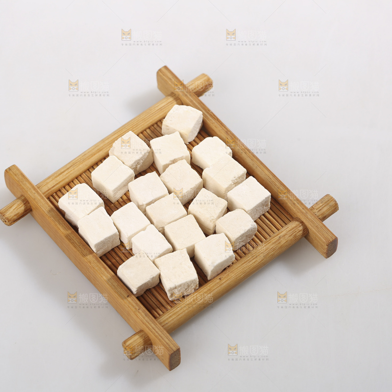 白底上的茯苓