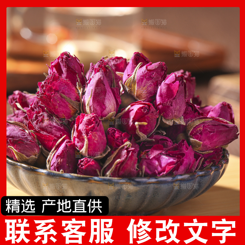 木底上的干玫瑰花