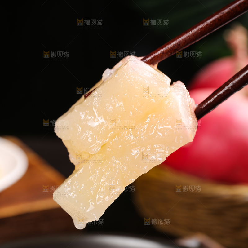深底上的红萝卜炖肉
