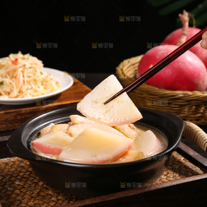 深底上的红萝卜炖肉