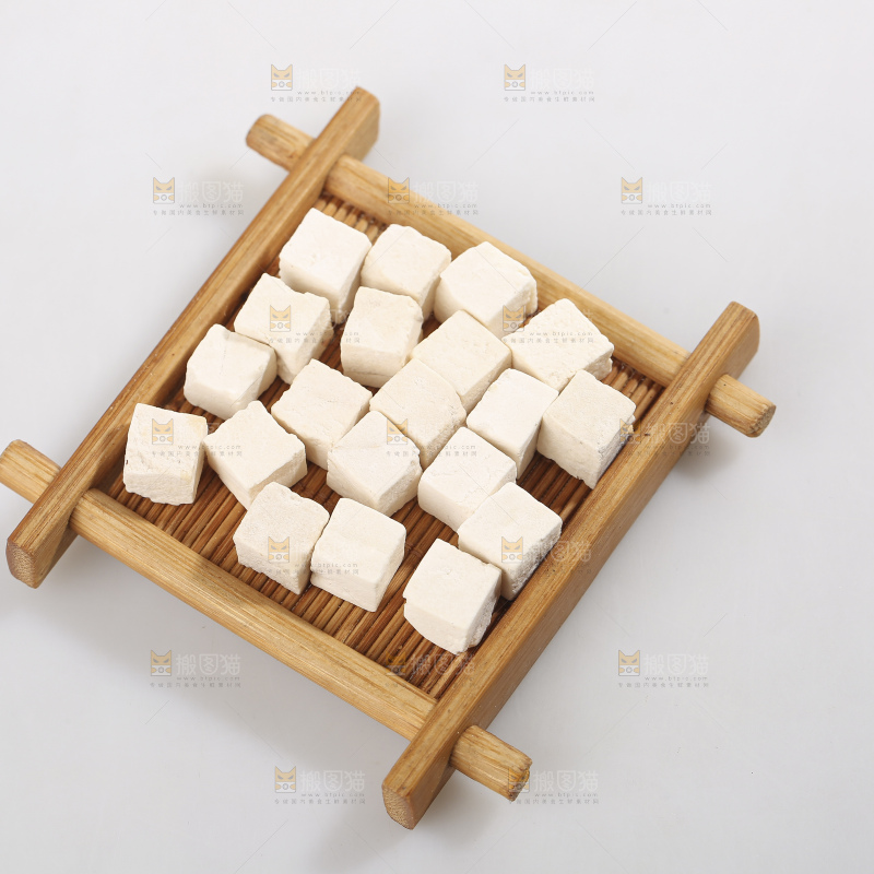 白底上的茯苓
