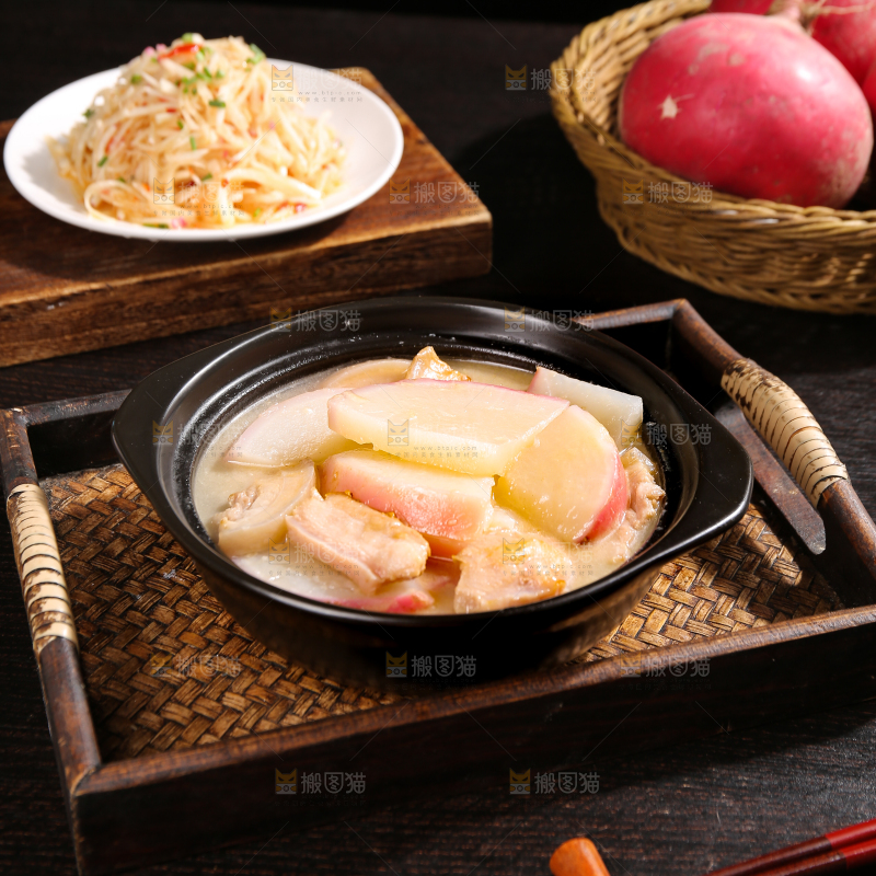 深底上的红萝卜炖肉