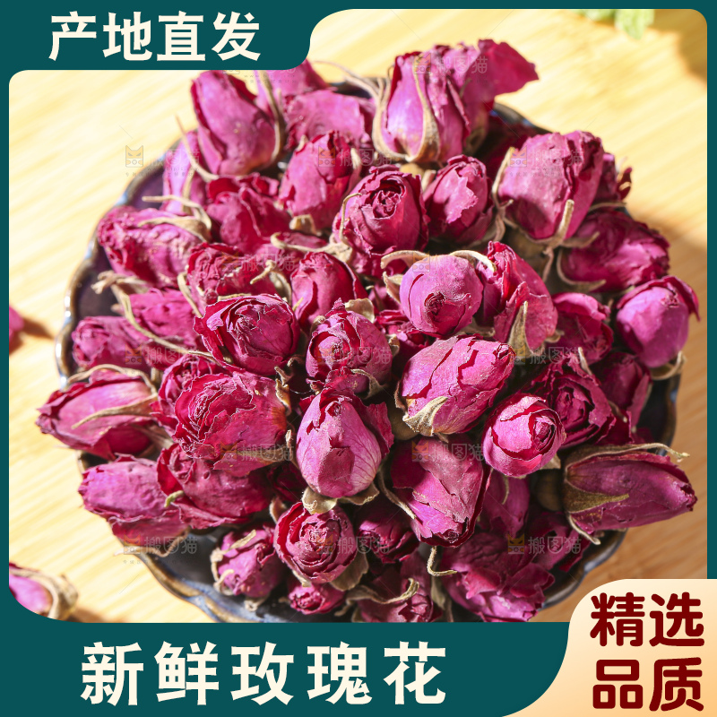 木底上的干玫瑰花