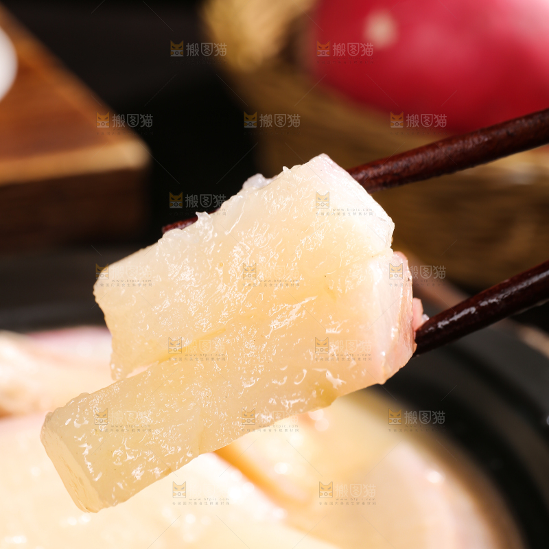 深底上的红萝卜炖肉