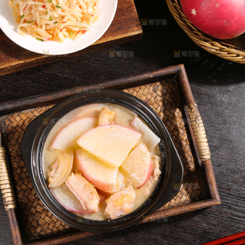 深底上的红萝卜炖肉